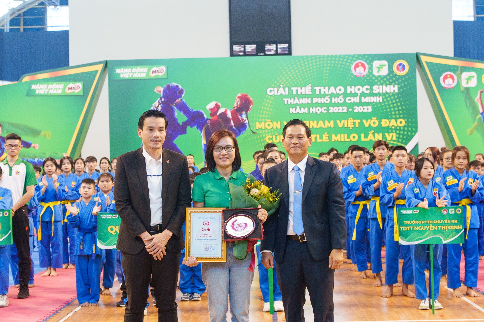 ong-nguyen-nam-nhan-pho-giam-doc-so-van-hoa-va-the-thao-tphcm-cung-ong-nguyen-hoang-hiep-chu-tich-lien-doan-vovinam-viet-vo-dao-tphcm-trao-ky-niem-chuong-va-bang-khen-cho-ba-tran-thi-chinh-vi-nhung-dong-go-1-1679127559.jpeg