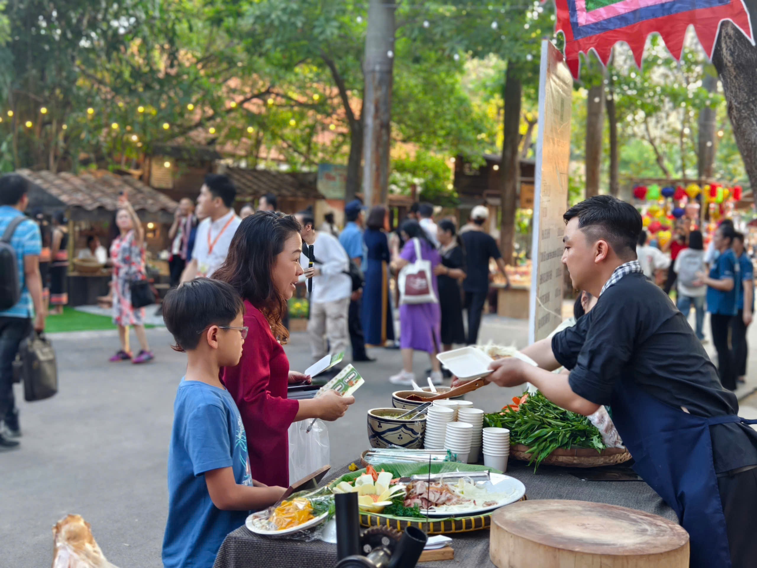 buffet-phuc-vu-mon-ngon-dac-sac-mien-nam-1745901434.jpg