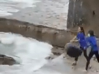 'Nên phạt nặng quán cà phê xả rác xuống biển ở TP Vũng Tàu'