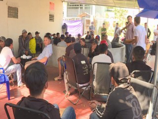 Triệt phá trường gà núp bóng cá cược bằng bia, thuốc lá