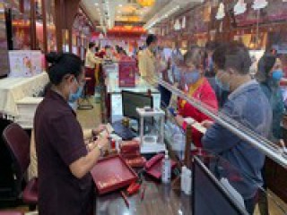Ngược đời ngày Thần Tài: Xách túi vàng đi bán, ôm bao tải tiền tỷ về nhàicon