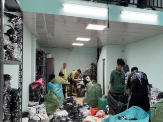 Bắt kho hàng “khủng” chứa hàng vạn sản phẩm giả LV, Gucci, Nike