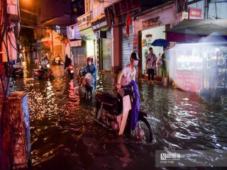 Hà Nội: Mưa lớn kéo dài, ngập nhiều tuyến phố