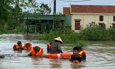 Lực lượng công an dầm mình giúp dân khắc phục hậu quả mưa bão