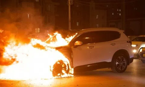 Ô tô SantaFe bốc cháy dữ dội trên phố Hà Nội, tài xế kịp thoát ra ngoài