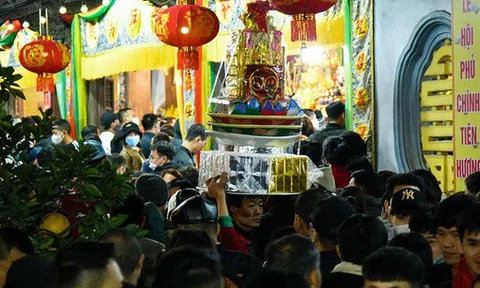 Người dân chen chân về Phủ Dầy dâng lễ, tham gia phiên Chợ Viềng "mua may bán rủi" trong đêm