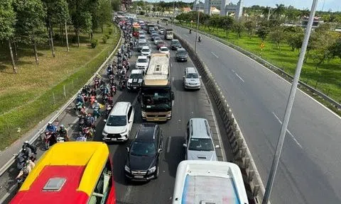 Người dân miền Tây rời quê, cầu Mỹ Thuận ùn tắc giao thông kéo dài
