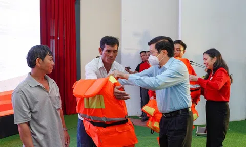 NovaGroup trao tặng 1.000 bộ áo phao cứu sinh đa năng cho ngư dân nghèo tại Bình Thuận