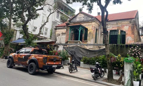 “Đại gia ngầm” đang tìm mọi cách thâu tóm nhanh gọn 03 tấm vé cuối cùng để sở hữu lô đất vàng tại Biệt thự số 49 Phố Hàm Long, Phường Hàng Bài, Quận Hoàn Kiếm.