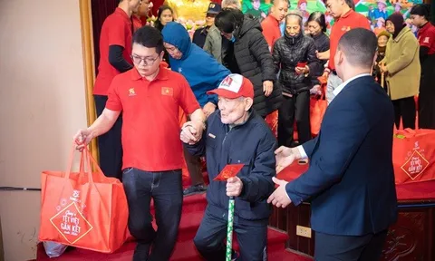 SABECO cùng Ủy ban Mặt trận Tổ quốc Việt Nam trao tặng 300 phần quà “Chung vị Tết Việt” cho người dân tỉnh Ninh Bình